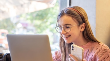 Sin comisiones, sin complejidad y desde el móvil: así es la nueva experiencia joven de Santander