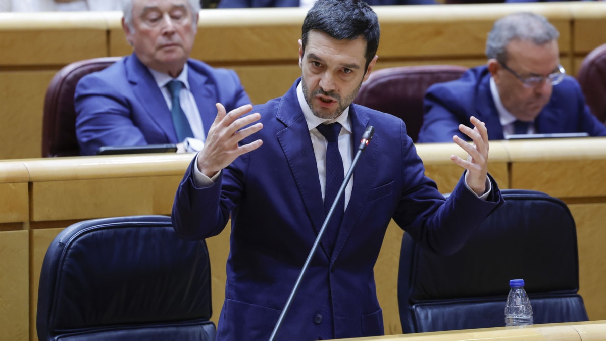 MADRID, 21/04/2026.- El ministro de Derechos Sociales, Pablo Bustinduy, interviene durante la sesión de control al Gobierno celebrada por el pleno del Senado, este martes en Madrid. EFE/ Zipi