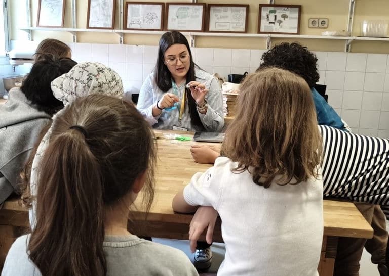 La educación tecnológica sin pantallas gana protagonismo en Madrid ante las nuevas regulaciones en el uso de dispositivos