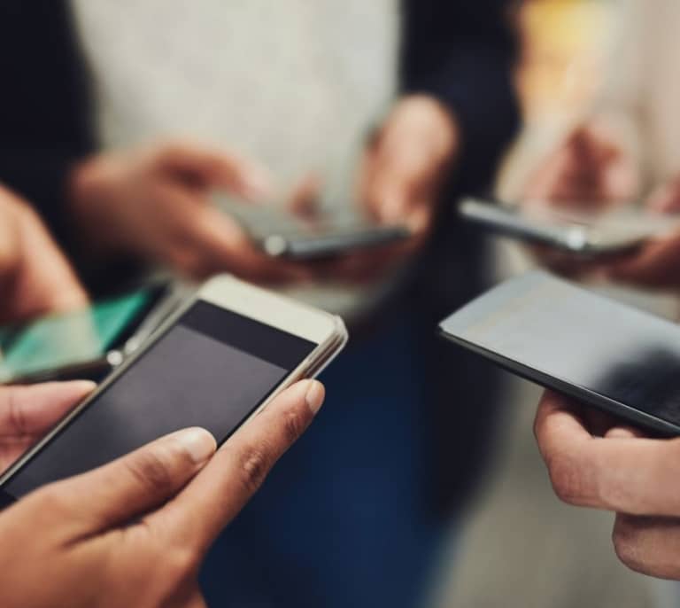 Las adicciones digitales ganan terreno entre los jóvenes mientras disminuyen las tradicionales, según el Plan Nacional sobre Drogas