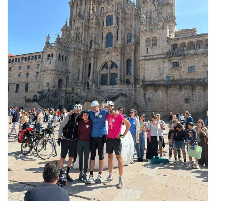 Alejandro Porto culmina el Camino de Santiago tras recorrer 650 kilómetros en bicicleta para impulsar la investigación en tumores cerebrales