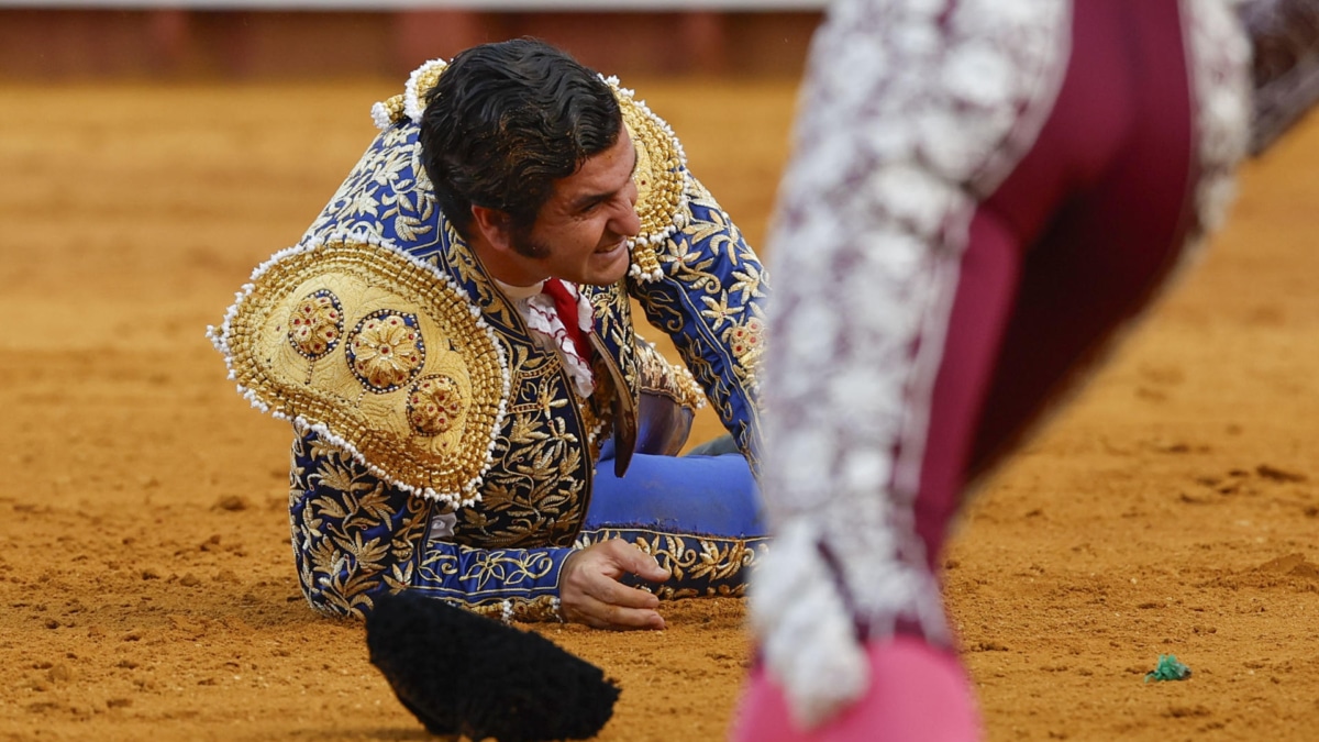 Morante de la Puebla, tras recibir la cornada en La Maestranza de Sevilla.
