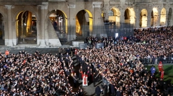 El Papa León XIV retoma la tradición de cargar con la cruz en el Viacrucis de Viernes Santo