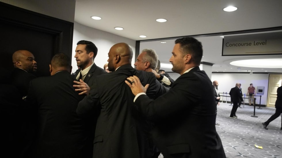 Los servicios de seguridad reaccionan tras los disparos.