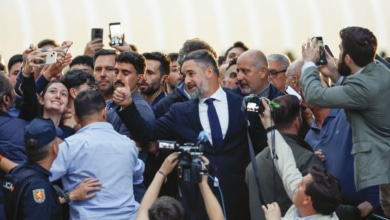 La 'esquizofrenia' política de Vox: pactos con los barones mientras se vapulea a Feijóo