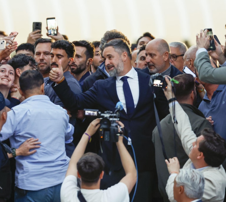 La 'esquizofrenia' política de Vox: pactos con los barones mientras se vapulea a Feijóo