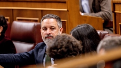 Abascal arranca la gestión de sus banderas electorales al PP de Azcón
