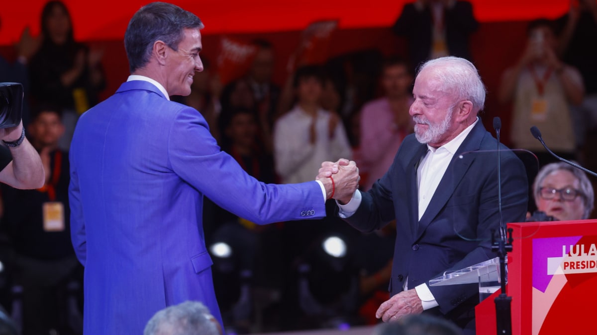 BARCELONA, 18/04/2026.- El presidente de Brasil, Lula da Silva (d) saluda al presidente del Gobierno de España, Pedro Sánchez, durante la sesión plenaria que cierra la Global Progressive Mobilisation, este sábado en Barcelona. EFE/ Quique García
