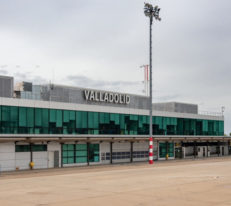 Castilla y León reclama a Aena más inversión y ampliar los horarios de los aeropuertos de la región