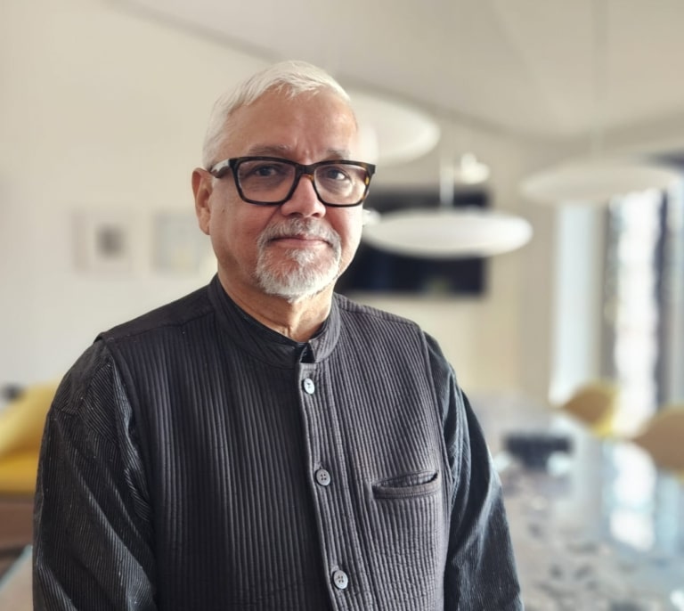 Amitav Ghosh: “Los científicos del clima tenían una idea ingenua: si presentaban sus conclusiones, los políticos las seguirían”