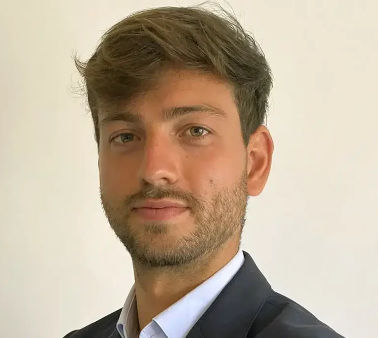 Andrés Millán, abogado experto en impuestos: "El mayor error es invertir en los productos que recomienda el gestor del banco"