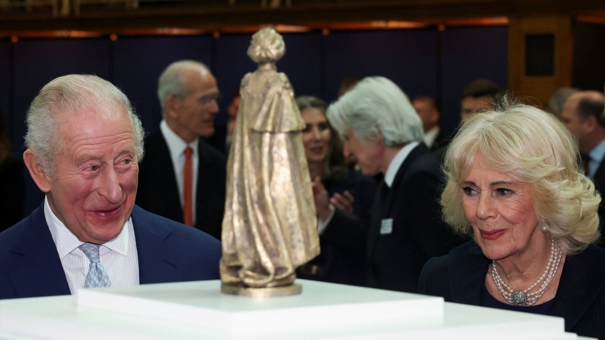 Carlos y Camila observan el modelo a escala de la estatua que presidirá el memorial dedicado a Isabel II.