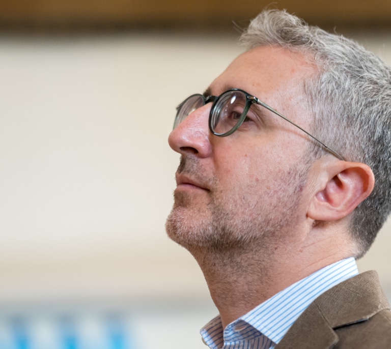 El 'hachazo' fiscal al trabajo en España convierte 182 euros que paga la empresa en 100 de salario