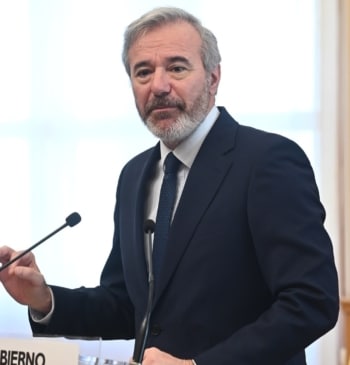 Azcón confía en que las negociaciones con Vox se aceleren "en los [...]