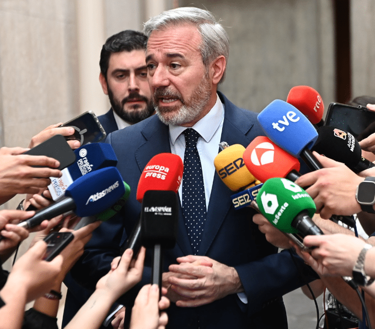 Azcón supedita la "prioridad nacional" del pacto con Vox a los informes jurídicos y niega cambios en la atención sanitaria