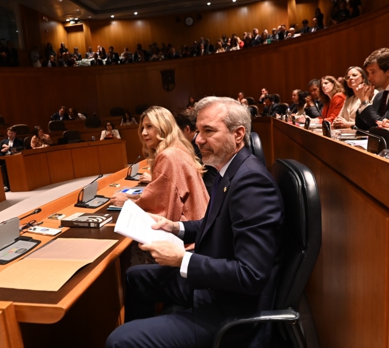 Azcón acusa a Urtasun de alinearse con la "ofensiva independentista" contra el traslado de las pinturas de Sijena
