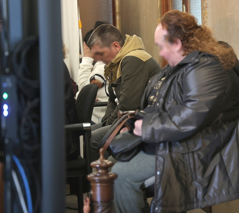 La jueza manda a prisión a la condenada por matar a su bebé arrojándolo a un contenedor después de dos semanas fugada