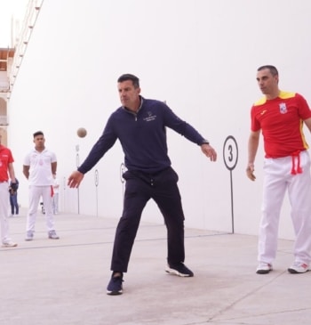 Figo, Cafú, Boris Becker, Nadia Comaneci y otras leyendas del deporte pelotean [...]