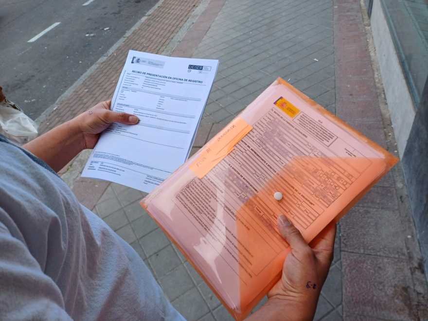 Bryan muestra sus documentos tras presentar su solicitud de regularización