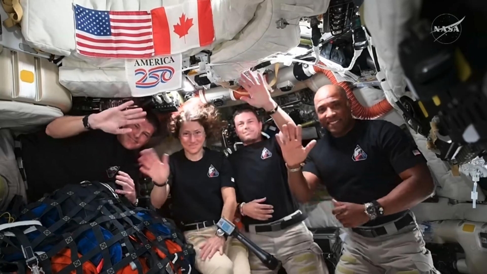 La tripulación durante su conversación con Trump.