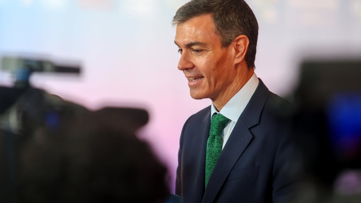 Lefkosia (Cyprus), 24/04/2026.- Spanish Prime Minister Pedro Sanchez speaks to the press during an informal meeting of EU Heads of State or Government in Lefkosia, Cyprus, 24 April 2026. EU leaders are expected to address the current geopolitical developments and Europe's response to it. (Chipre) EFE/EPA/GEORGE CHRISTOFOROU