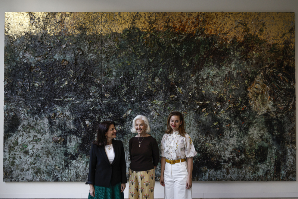 Hortensia Herrero (centro), posa junto a sus hijas Hortensia (zqda), y Amparo (derecha)