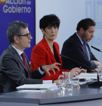 El Gobierno sale en tromba contra Peinado y eleva el choque con [...]