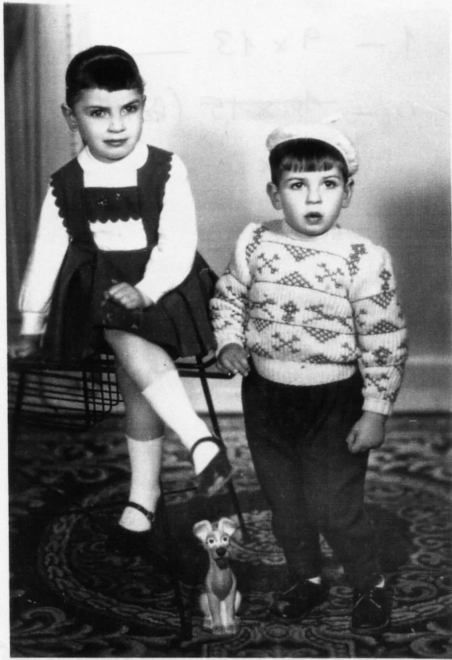 Con mi hermana Mariví, uno de los raros días que nos dejaban estar juntos. Con once meses, me separaron de mi familia porque mamá estaba “mala de los nervios”.