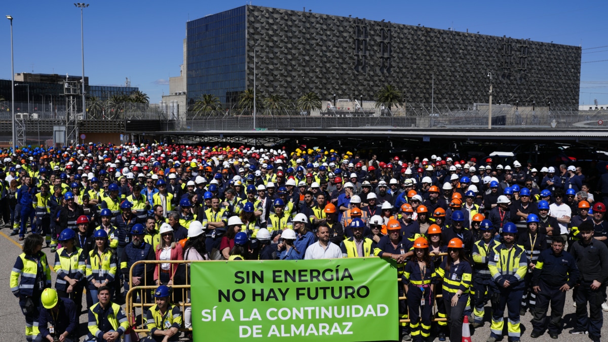 Los trabajadores de Almaraz y vecinos de la comarca durante la concentración para reclamar la continuidad de la central nuclear.