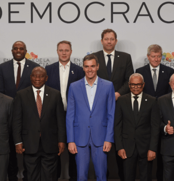 Sánchez busca confirmarse en Barcelona como líder de la izquierda global anti-Trump