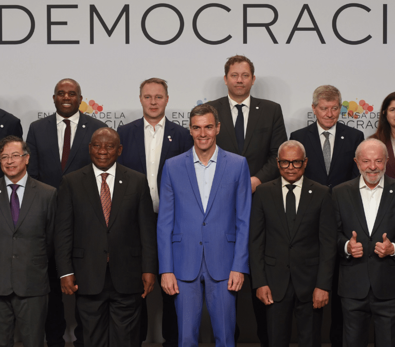 Sánchez busca confirmarse en Barcelona como líder de la izquierda global anti-Trump