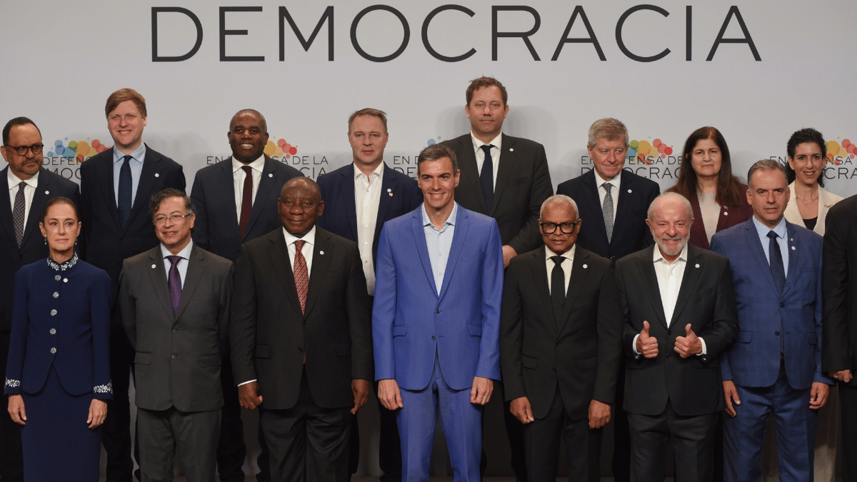 Sánchez busca confirmarse en Barcelona como líder de la izquierda global anti-Trump