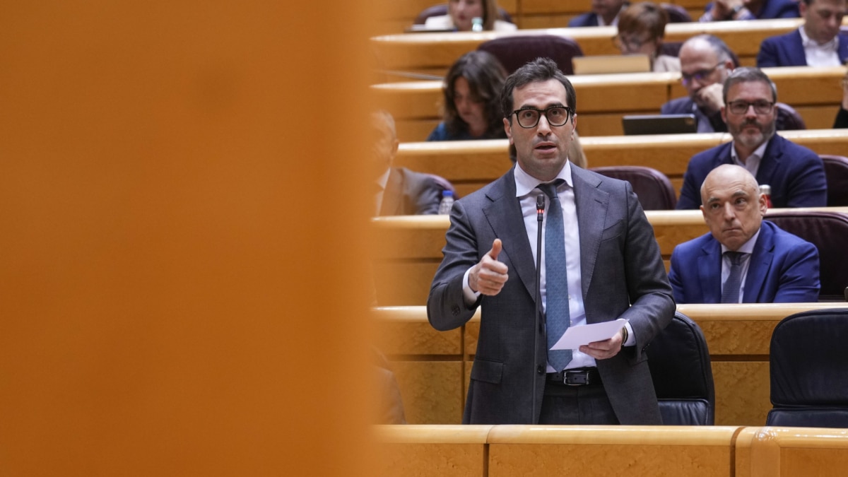 MADRID, 07/04/2026.- El vicepresidente primero y ministro de Economía, Carlos Cuerpo, este martes durante la Sesión de control al gobierno en el Senado, que comienza con las preguntas e interpelaciones por parte de la oposición sobre asuntos como la política exterior, la seguridad ferroviaria, el accidente de Adamuz, las crisis de precios de los combustibles y las medidas para paliar el impacto de la guerra en Irán. EFE/ Borja Sánchez-Trillo