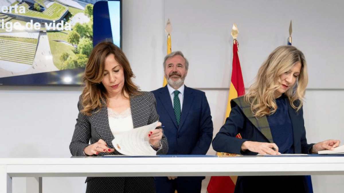 La alcaldesa de Zaragoza, Natalia Chueca, y la vicepresidenta de Aragón en funciones, Mar Vaquero, y el presidente de Aragón en funciones, Jorge Azcón, durante la firma del convenio de colaboración para impulsar el DAT Alierta.