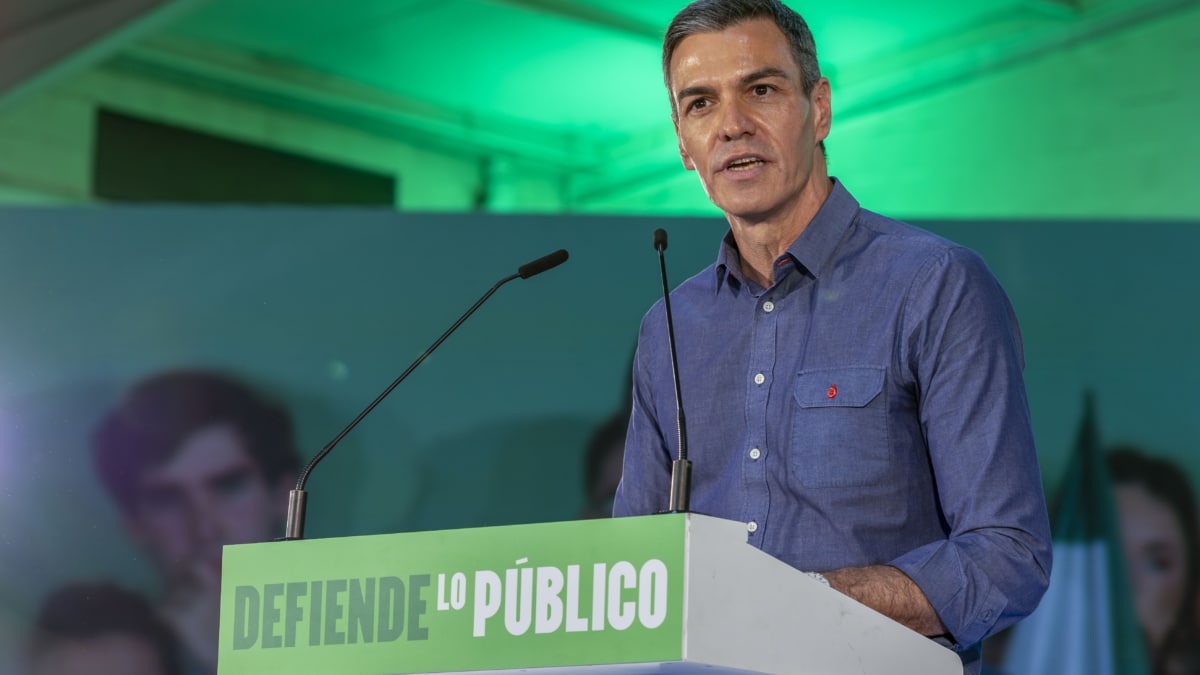 GIBRALEÓN (HUELVA), 19/04/2026.- El secretario general del PSOE y presidente del Gobierno, Pedro Sánchez, interviene en un acto de precampaña de las elecciones andaluzas donde ha apoyado a la vicesecretaria general del PSOE, secretaria general del PSOE de Andalucía y candidata a la Presidencia de la Junta de Andalucía, María Jesús Montero, este domingo en la localidad onubense de Gibraleón. EFE/Alberto Di´az