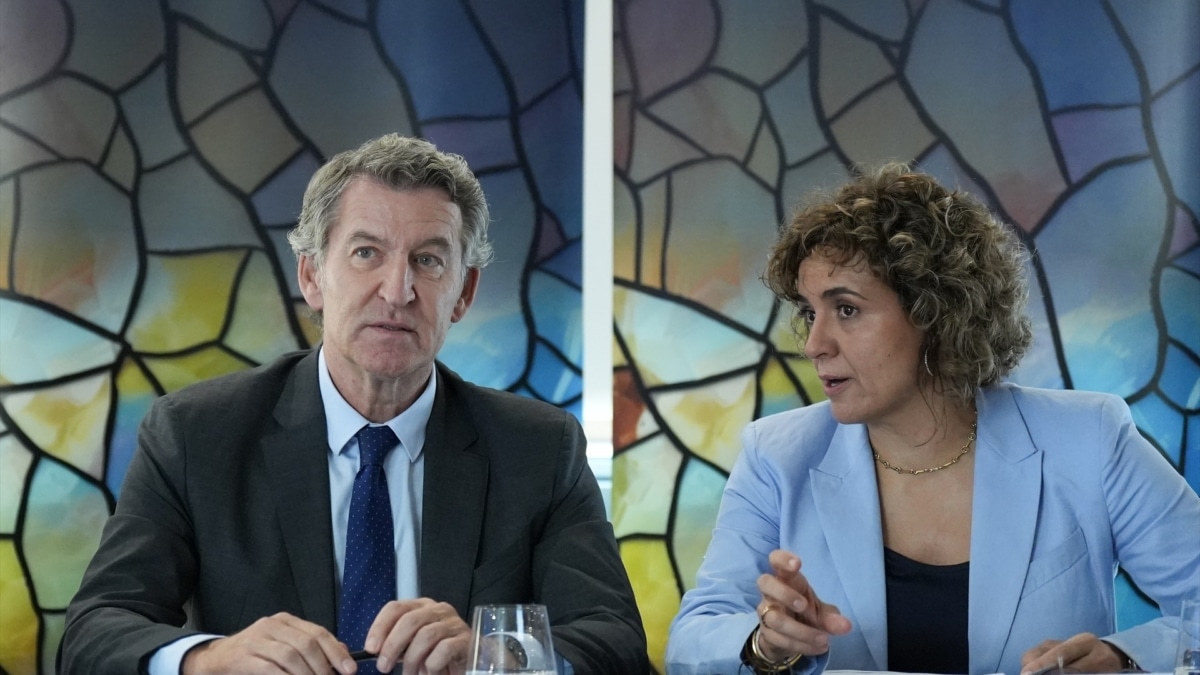 El presidente del Partido Popular, Alberto Núñez Feijóo, y la secretaria general del Partido Popular Europeo, Dolors Monserrat, durante un encuentro organizado por el PP en Barcelona
