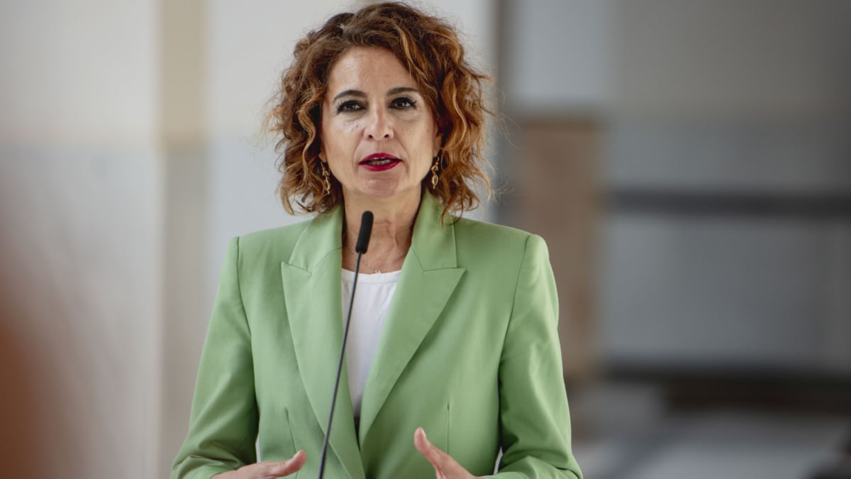 SEVILLA, 08/04/2026,- La secretaria general del PSOE-A y candidata a la Presidencia de la Junta de Andalucía, María Jesús Montero ha pedido "dejar trabajar" a su formación en la elaboración de sus listas para las elecciones autonómicas del 17 de mayo, y ha apostillado: "No designamos por dedo" a preguntas de los periodistas en el Parlamento andaluz con motivo de la firma con las Mareas Blancas de Andalucía del manifiesto para recuperar la sanidad pública. EFE/ Mauri Buhigas