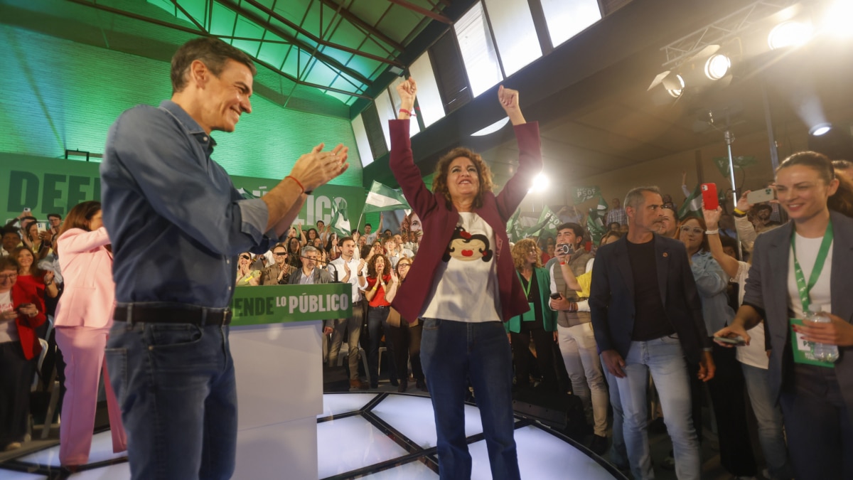 Córdoba, 26/04/2026. El secretario general del PSOE y presidente del Gobierno, Pedro Sánchez (i), y la candidata de esta formación a la Presidencia de la Junta de Andalucía, María Jesús Montero (c), durante un acto de precampaña en Córdoba este domingo. EFE/Salas