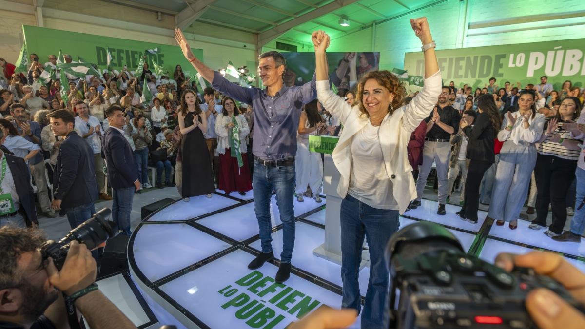 GIBRALEÓN (HUELVA), 19/04/2026.- El secretario general del PSOE y presidente del Gobierno, Pedro Sánchez, asiste un acto de precampaña de las elecciones andaluzas donde ha apoyado a la vicesecretaria general del PSOE, secretaria general del PSOE de Andalucía y candidata a la Presidencia de la Junta de Andalucía, María Jesús Montero, este domingo en la localidad onubense de Gibraleón. EFE/Alberto Di´az