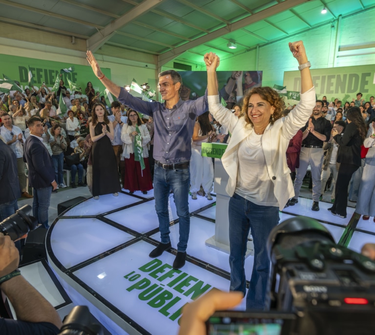 Sánchez desembarca en campaña con la regularización de inmigrantes y avisa de que Moreno privatiza la sanidad como Ayuso