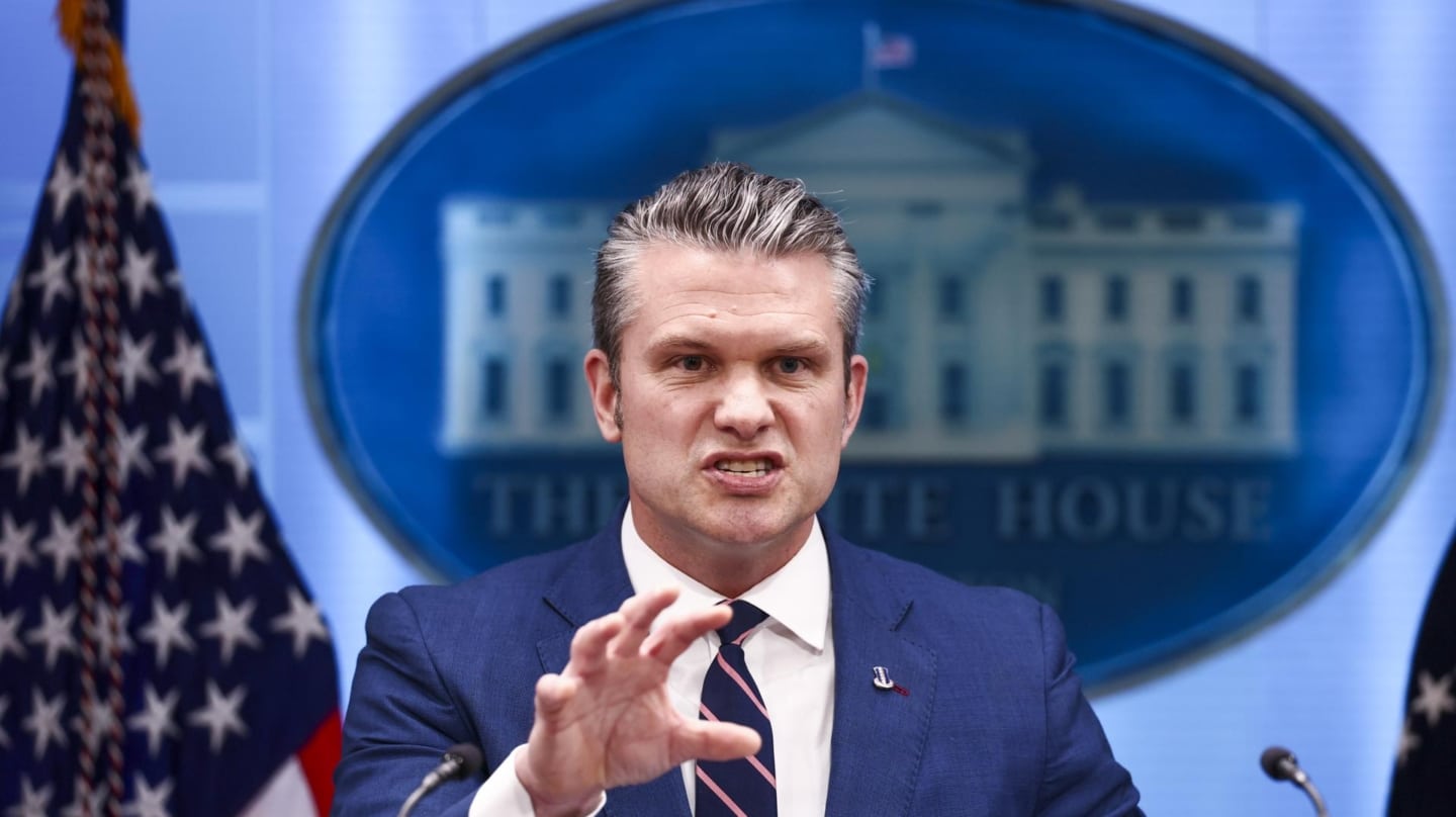 Pete Hegseth, secretario de Defensa de EEUU, en rueda de prensa tras el alto el fuego en Irán