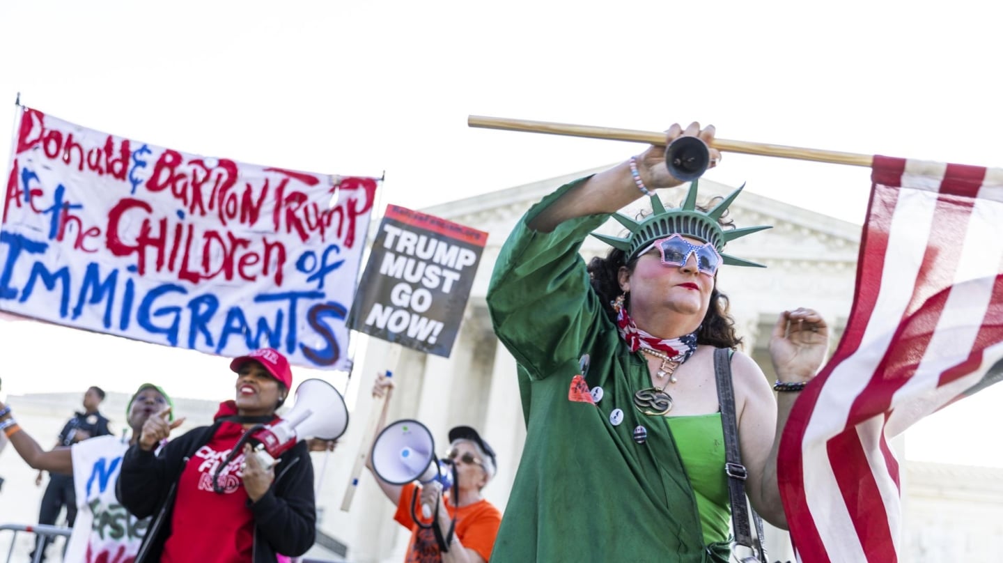 Manifestantes ante el Tribunal Supremo de EEUU durante la vista sobre el derecho a la nacionalidad.