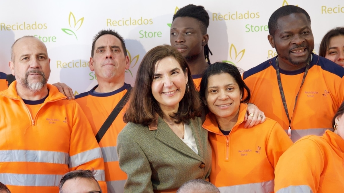 La consejera de Empleo, Empresa y Trabajo Autónomo, Rocío Blanco, el pasado 14 de abril durante una visita a la planta de Reciclados Store.