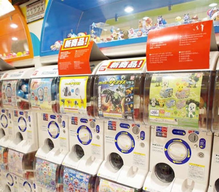 Por qué te enganchas a los 'gachapones', los juguetes más rentables de la industria japonesa