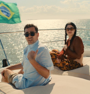 Escena de Dan levy y Taylor Ortega en la primera temporada de 'Big Mistakes'