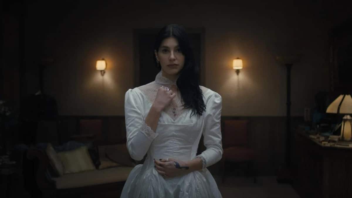 Escena de Camila Morrone en 'Algo terrible está a punto de suceder'