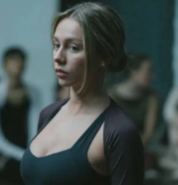 Escena de Esther Exposito en 'Enfrentados Marfil'