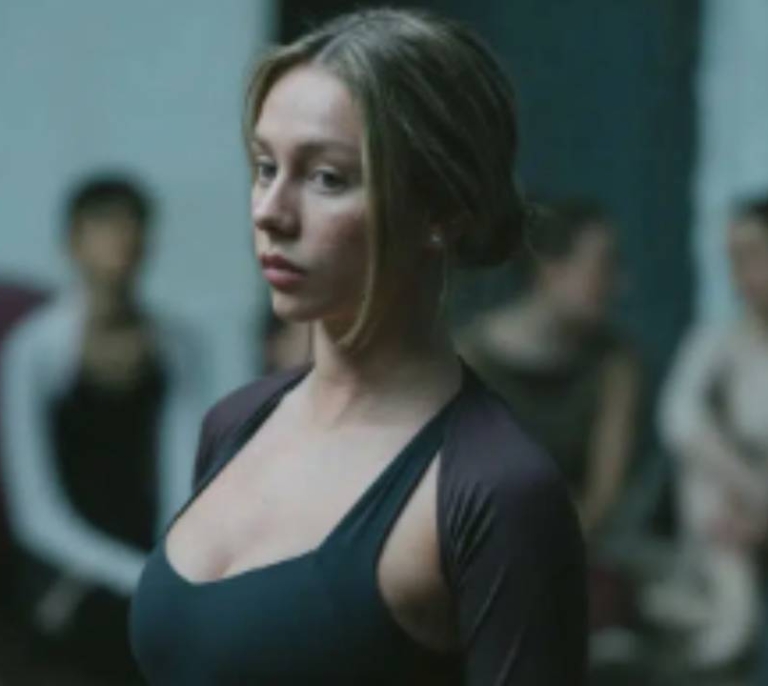 Ester Expósito protagoniza 'Enfrentados' en Prime Video, la nueva adaptación de Mercedes Ron tras el éxito de 'Culpables'