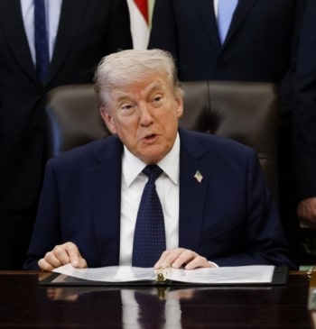 Trump anuncia una iniciativa humanitaria para permitir la saliada de los buques [...]
