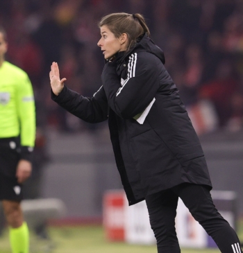 Marie-Louise Eta ejerciendo de asistente ante el Real Madrid en 2023